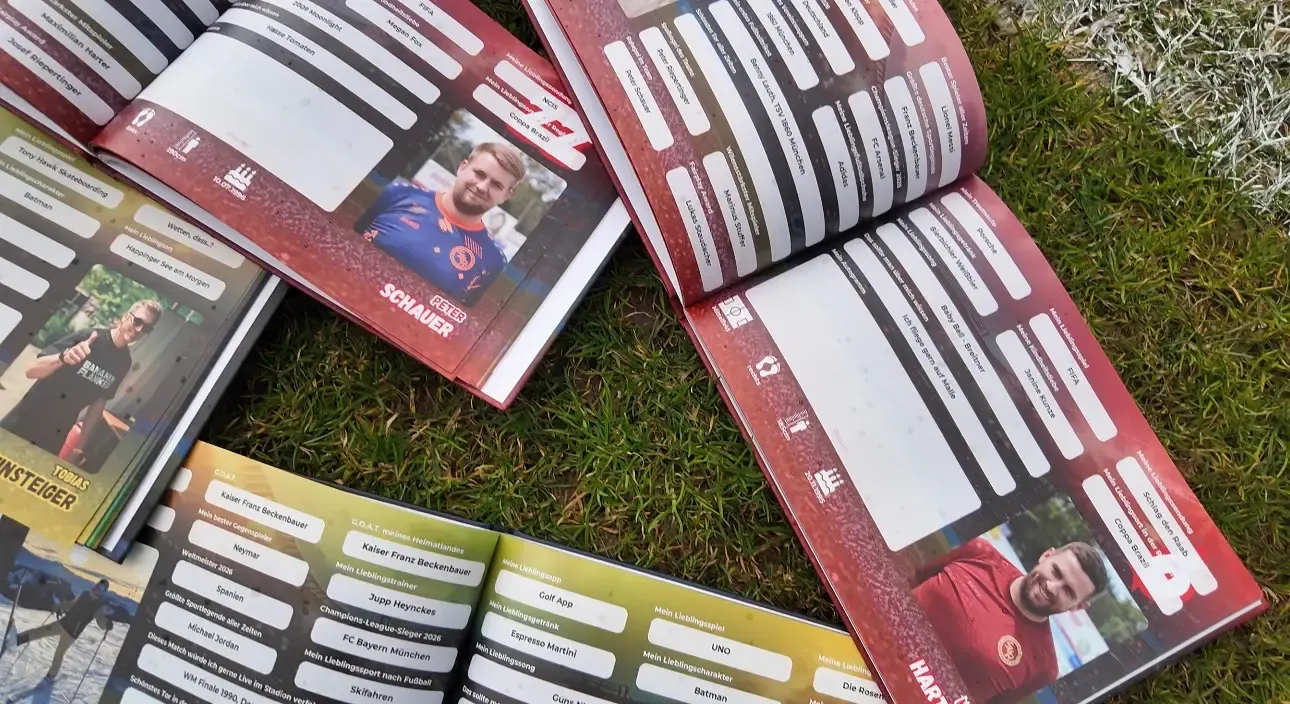Aufgeschlagene Flashbooks mit Spielerseiten auf dem Rasen