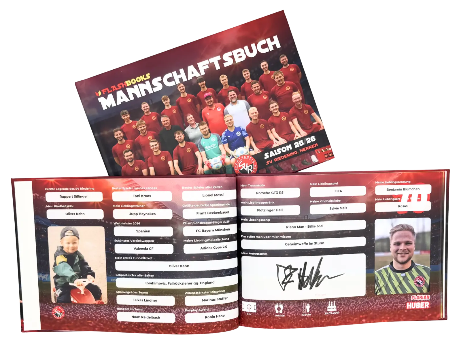 Aufgeschlagenes Flashbook mit Spielerseite, dahinter das Cover Mannschaftsbuch Saison 25/26